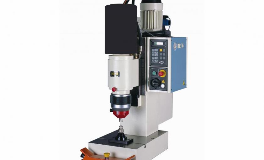 hydraulic rivetiing machine